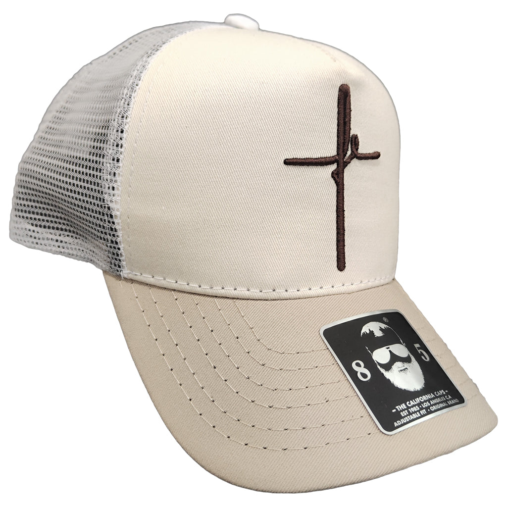 gorra beige con la palabra fe bordada