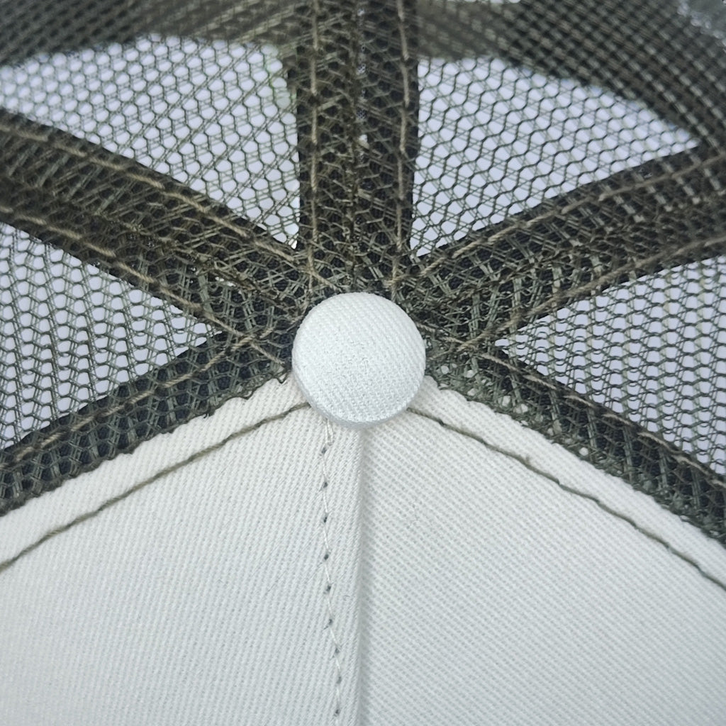 gorra blanca con verde