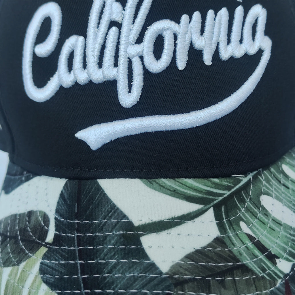 gorra negra bordada con visera de flores