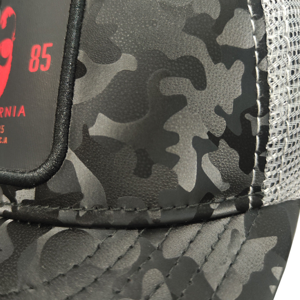 gorra negra camuflada con malla gris