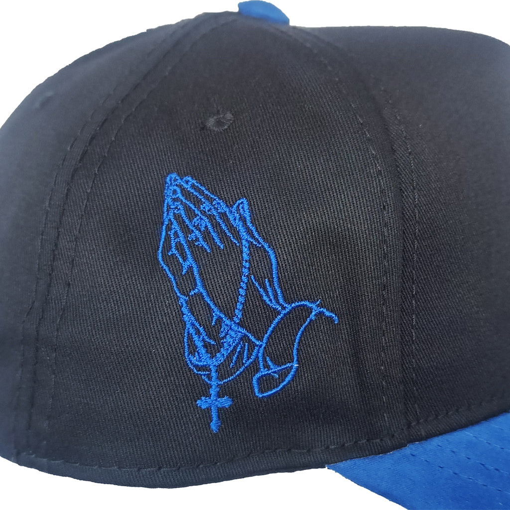 gorra negra con visera azul