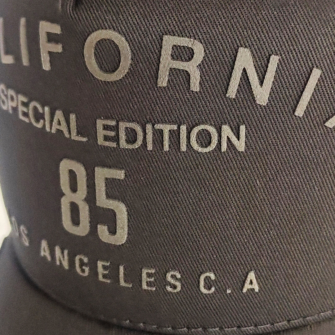gorra negra para hombre con bordados