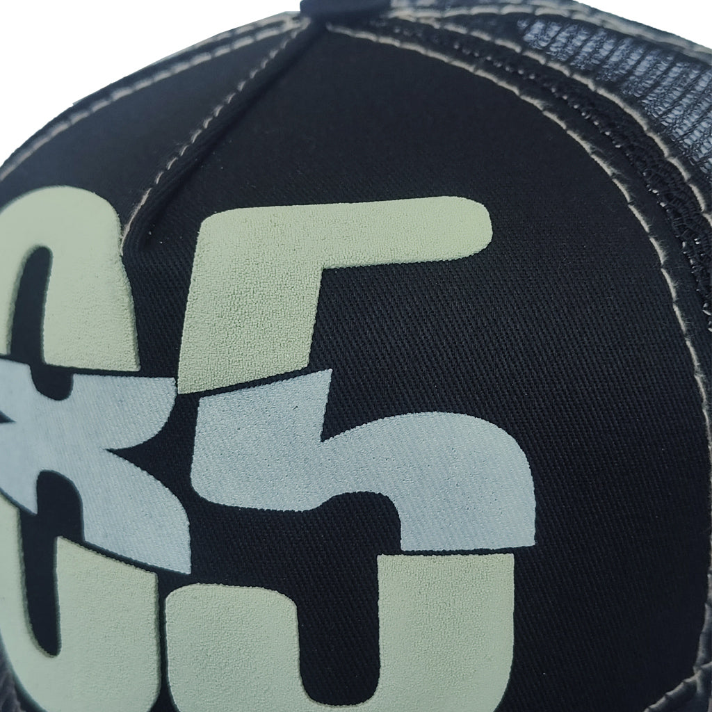 gorra negra camionera