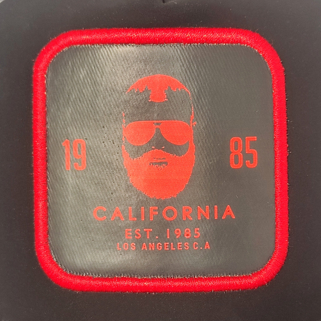 gorra camionera negra con parche rojo