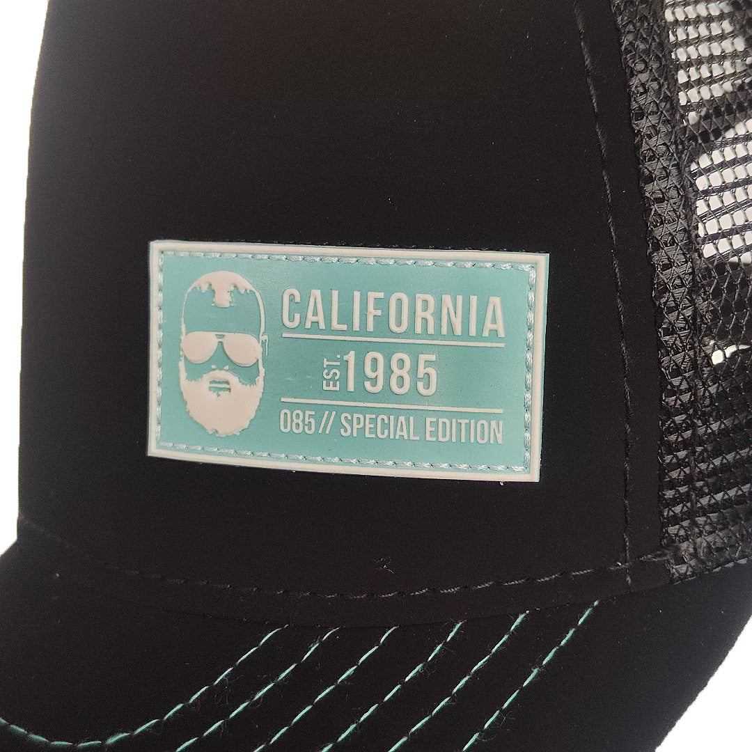 gorra negra con malla y parche