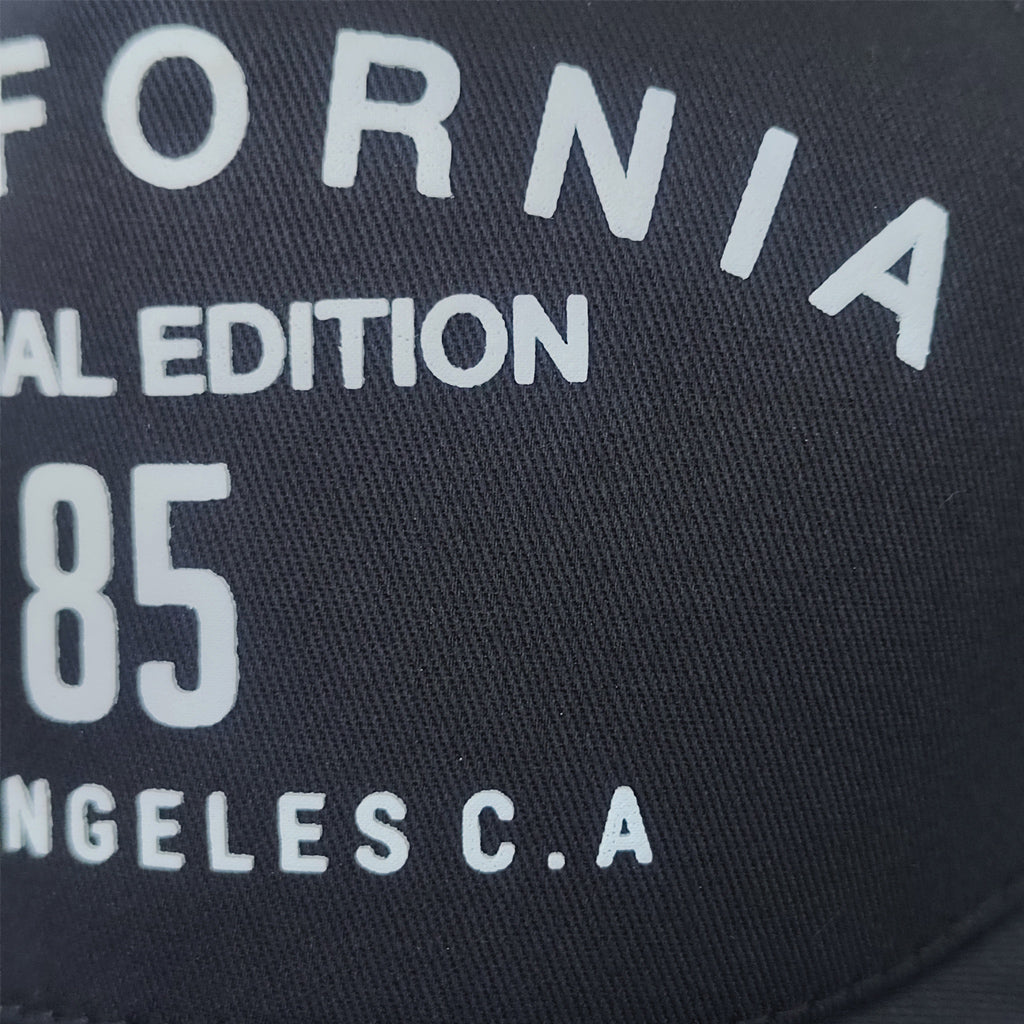 gorra negra con blanco bordada