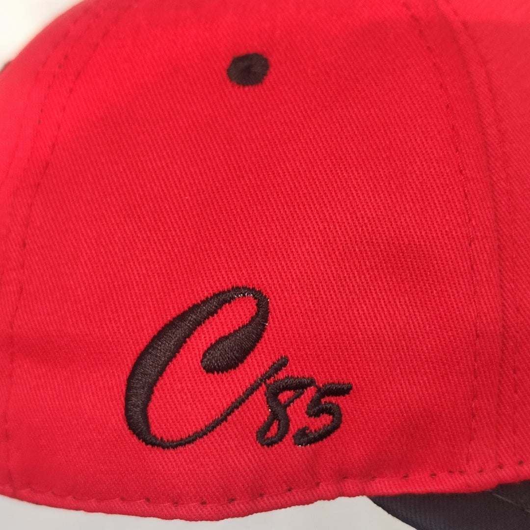 gorra roja clasica con logo negro