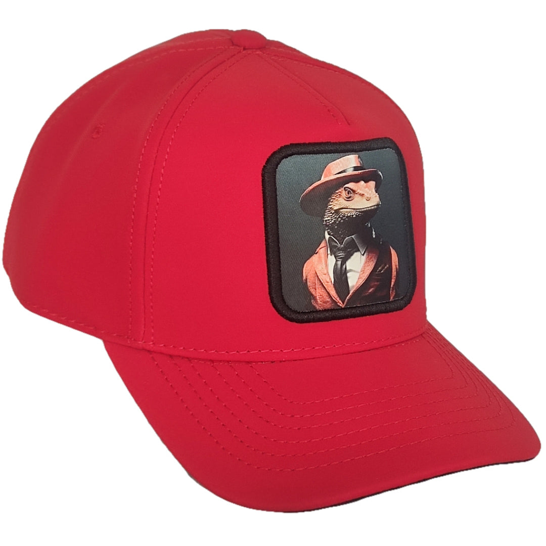 gorra roja con parche de lagarto en el frente