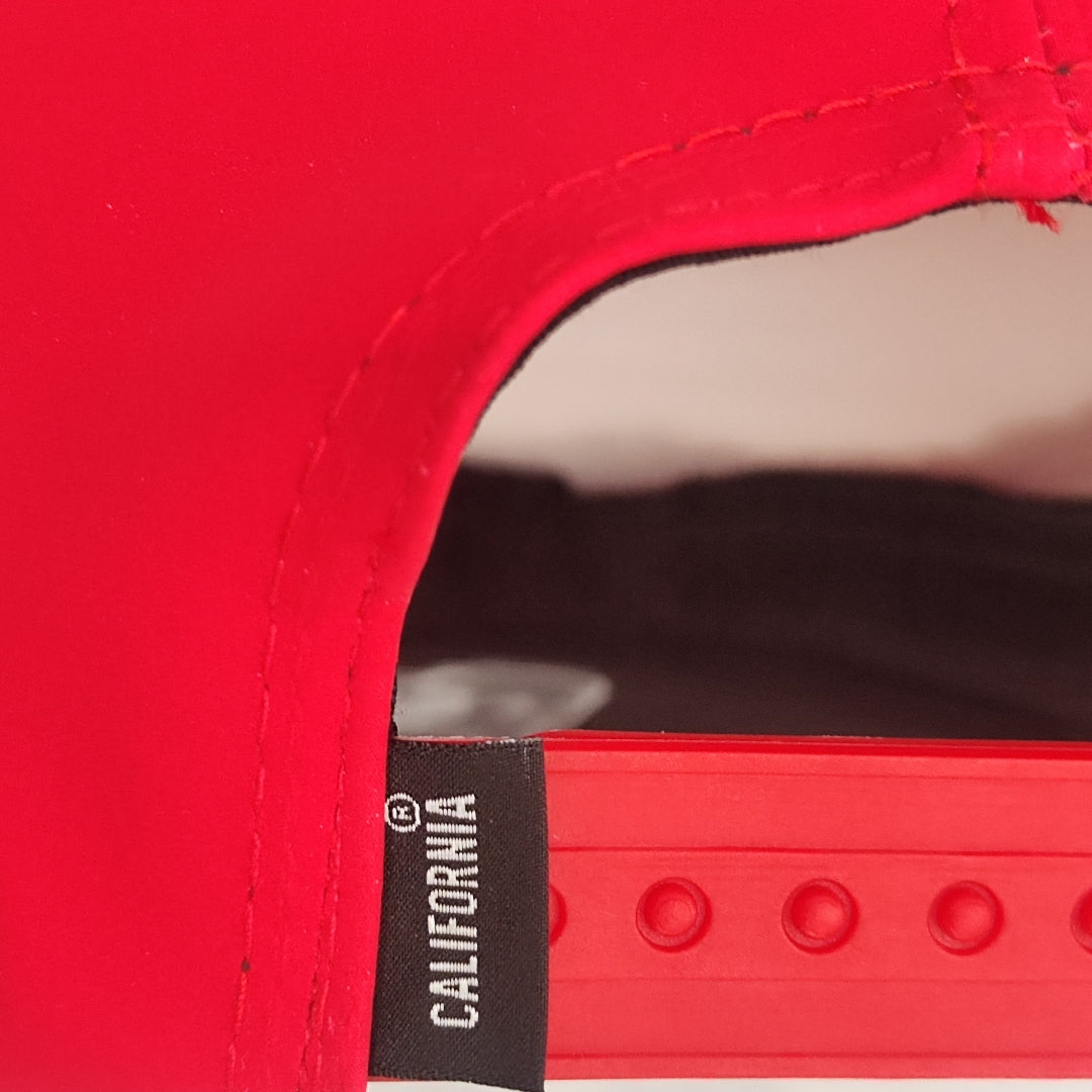 gorras para hombre roja con diseño