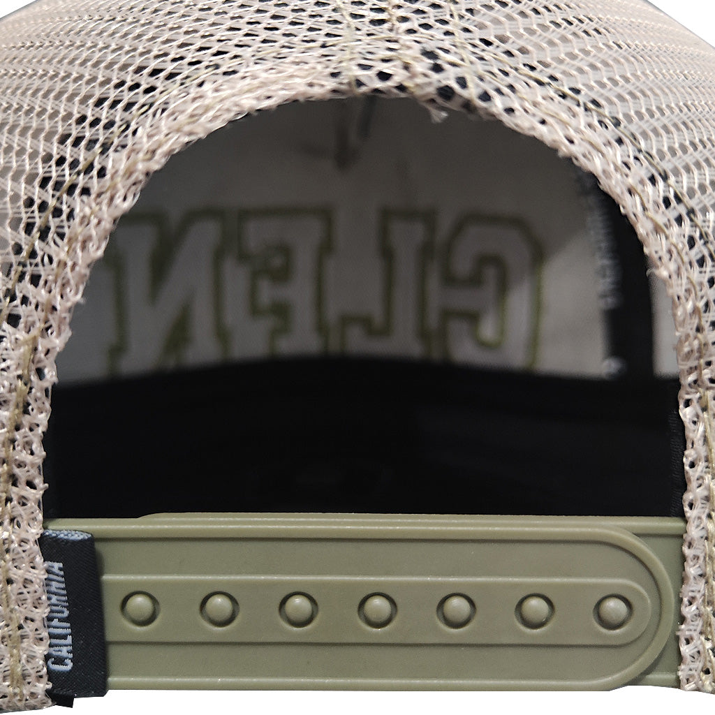 gorra verde con malla beige y visera amarilla