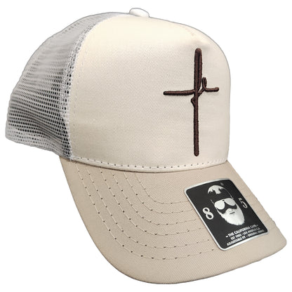 gorra beige con la palabra fe bordada