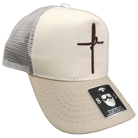 gorra beige con la palabra fe bordada