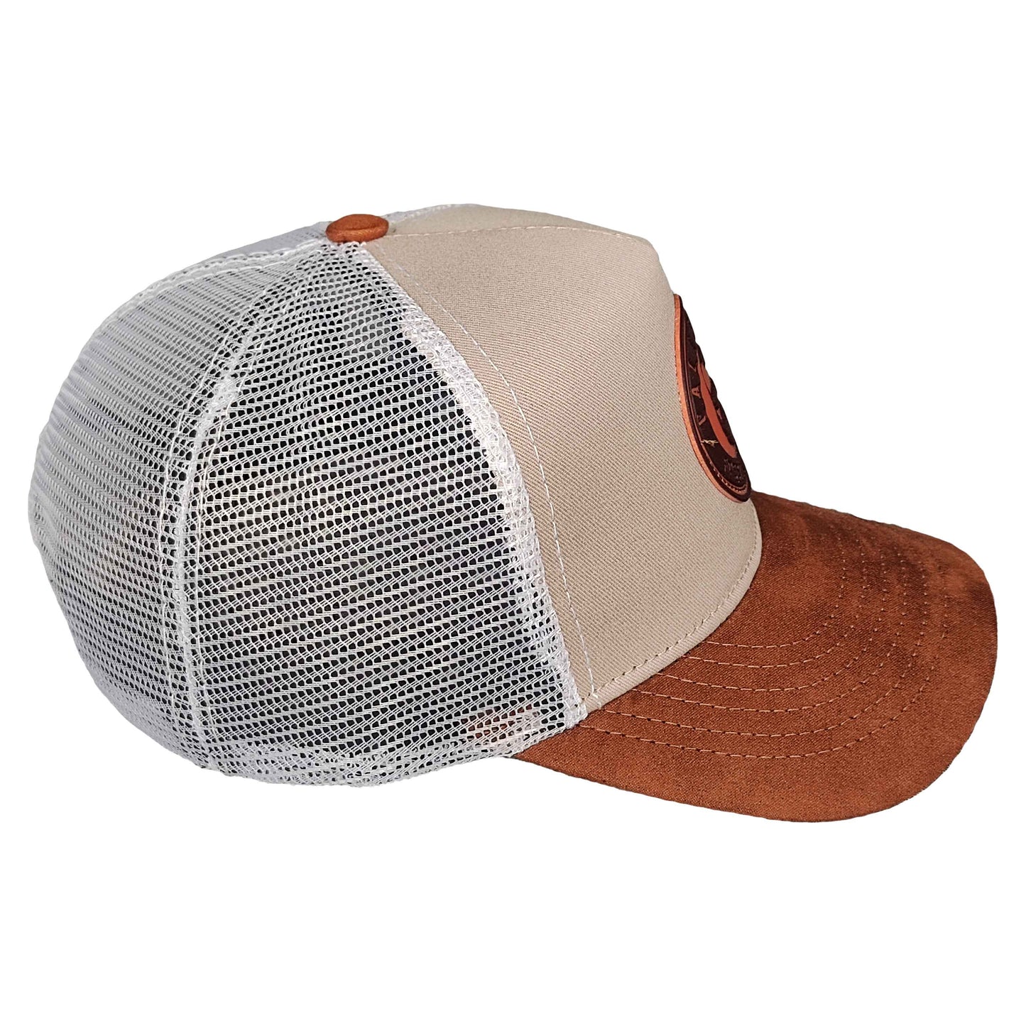 gorra beige original con malla blanca y visera en cuero