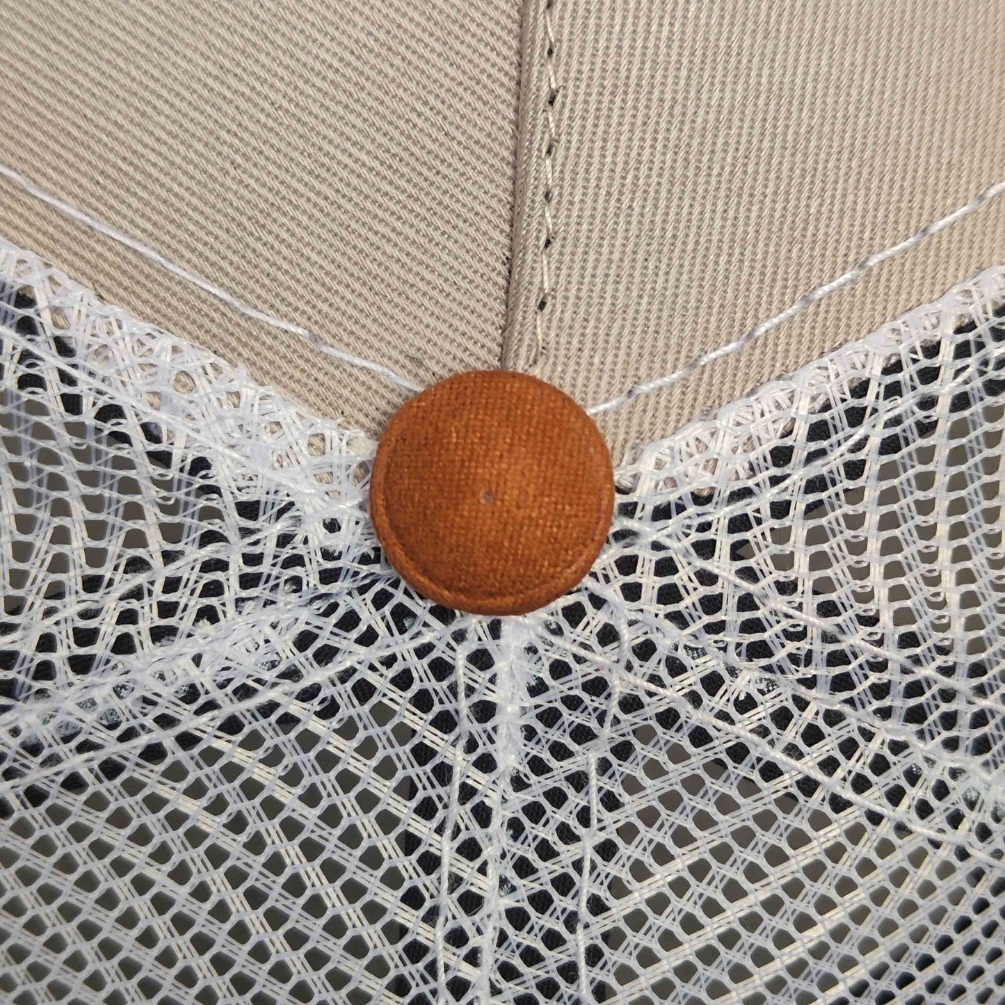 gorra clasica california caps beige con malla blanca y visera en cuero