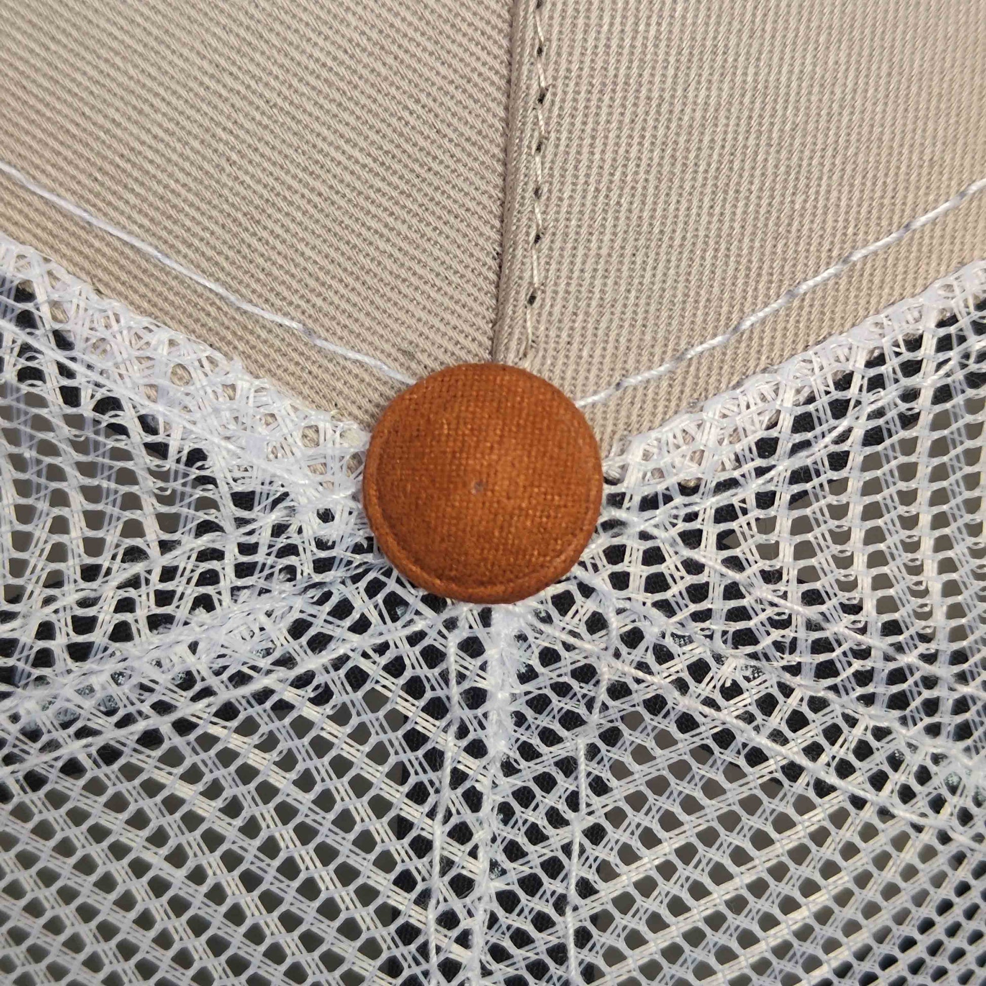 gorra clasica california caps beige con malla blanca y visera en cuero