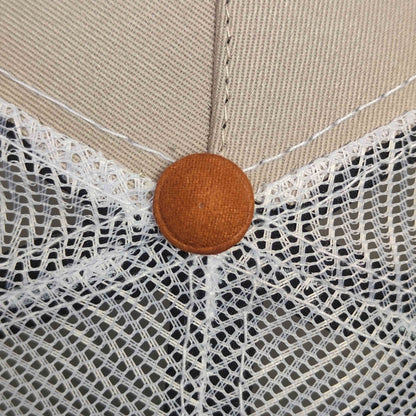 gorra clasica california caps beige con malla blanca y visera en cuero