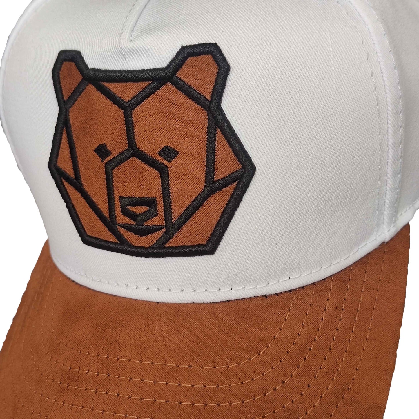 gorra unisex blanca con bordado frontal y visera cafe