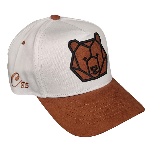 gorra california caps blanca con un oso fractal frontal bordado, visera en cuero