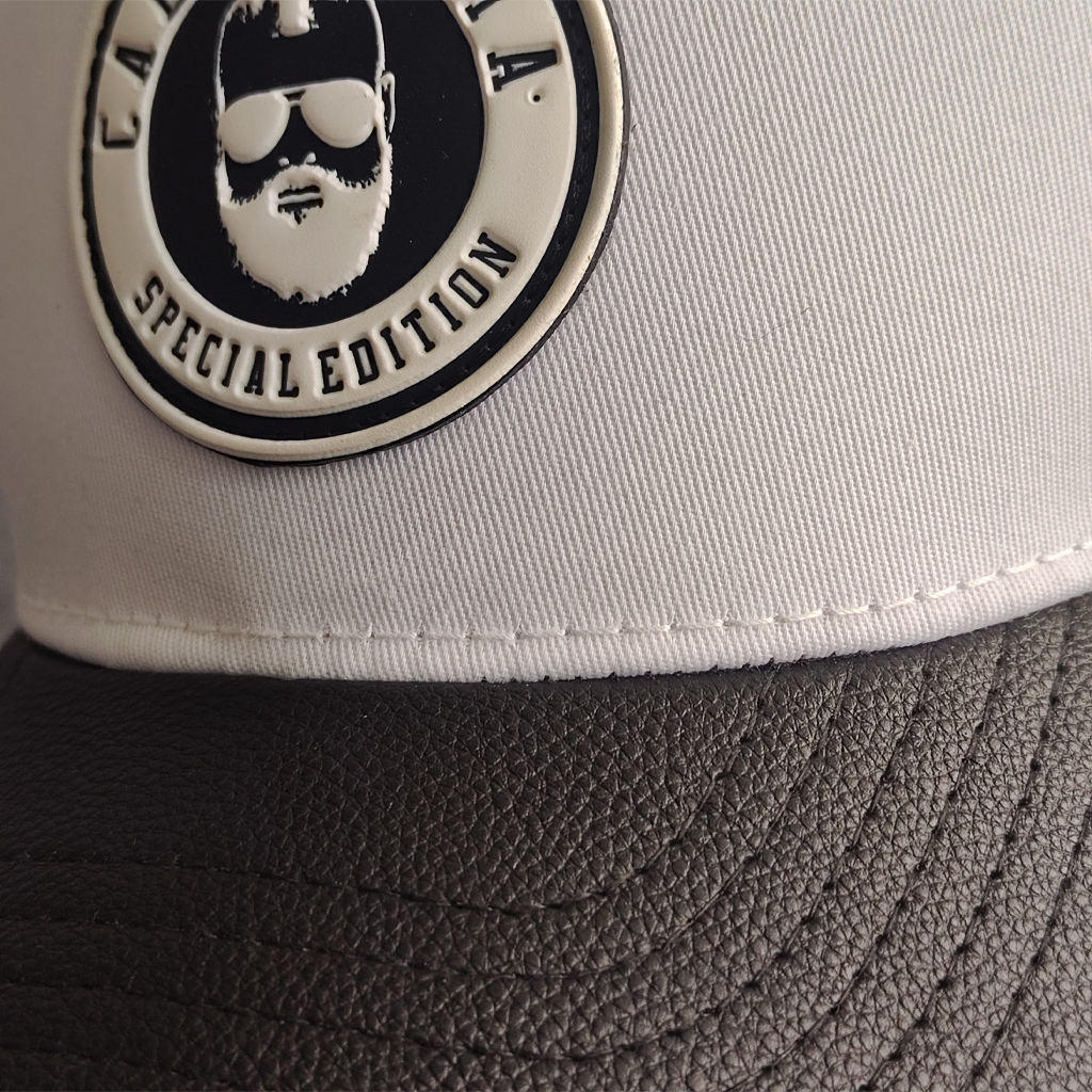 gorra blanca con malla negra