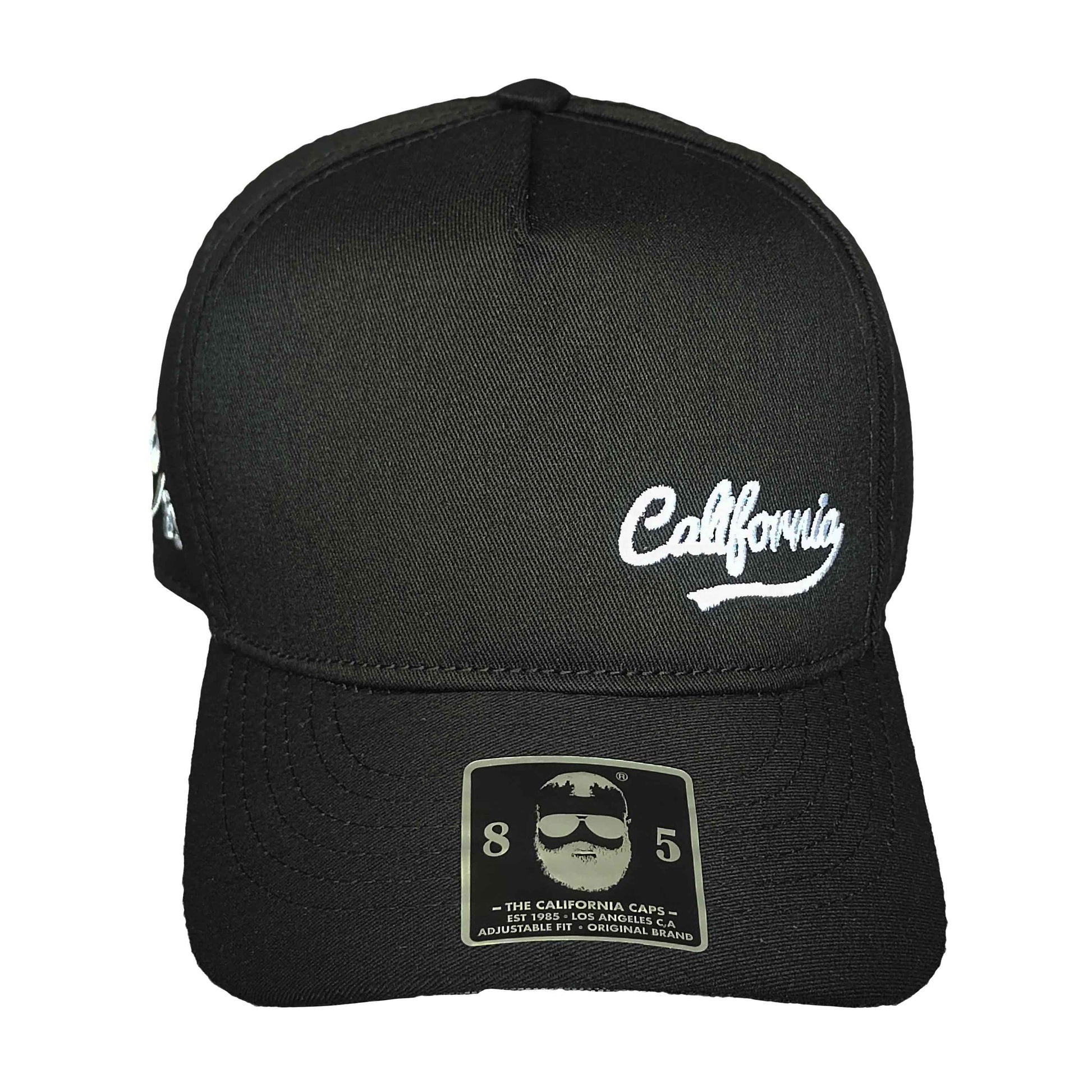 gorra negra con bordados blancos