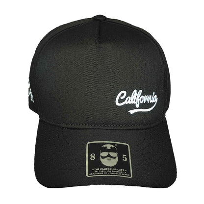 gorra negra con bordados blancos