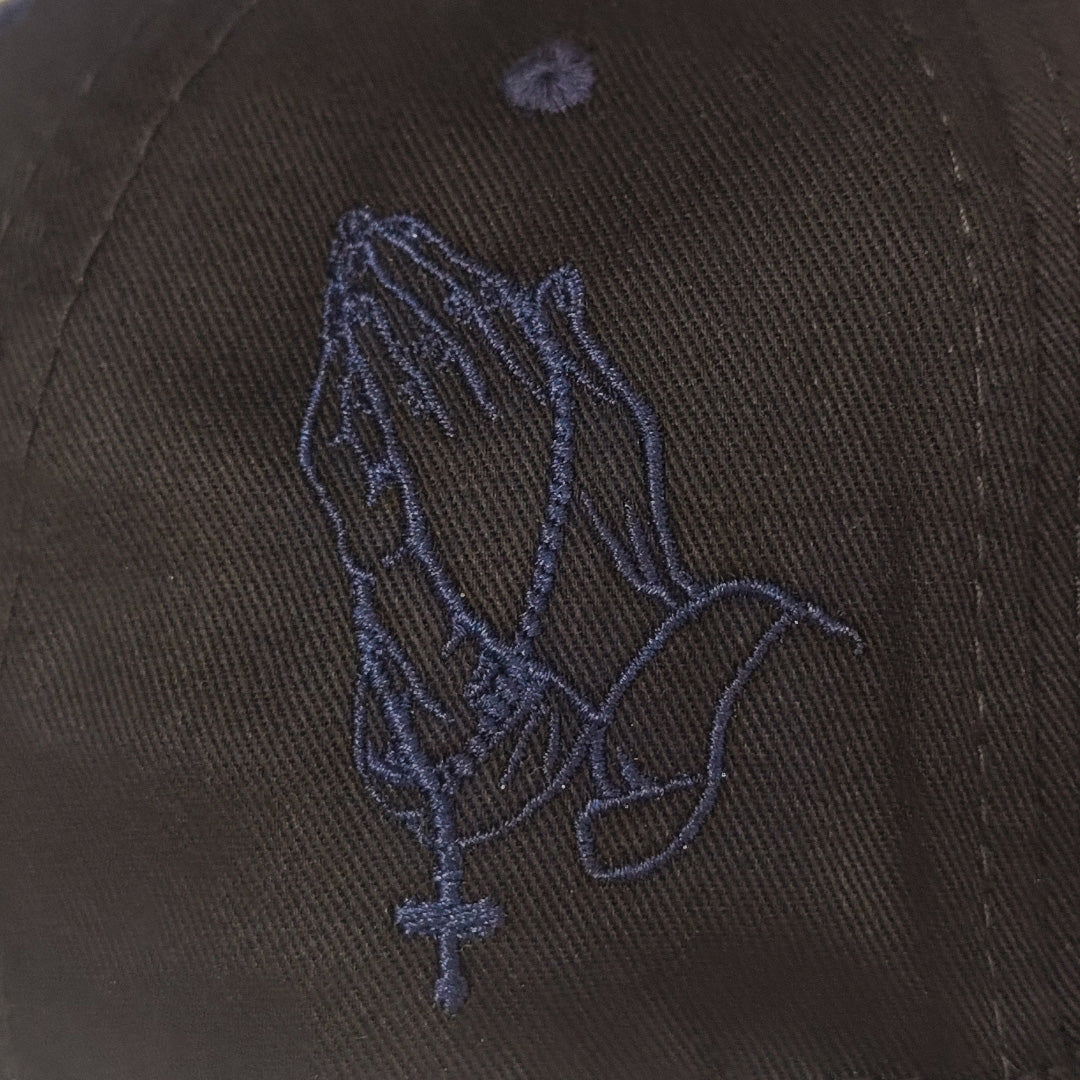 gorra negra con azul