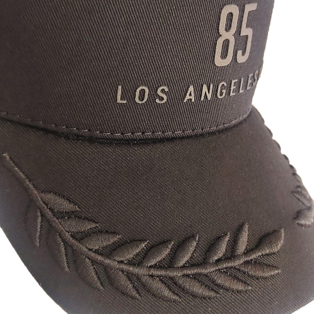gorra negra con letrero en alto relieve y bordado