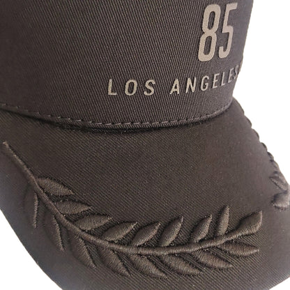 gorra negra con letrero en alto relieve y bordado