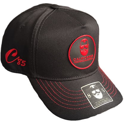 gorra negra con logo rojo