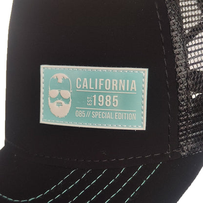 gorra negra con malla y parche