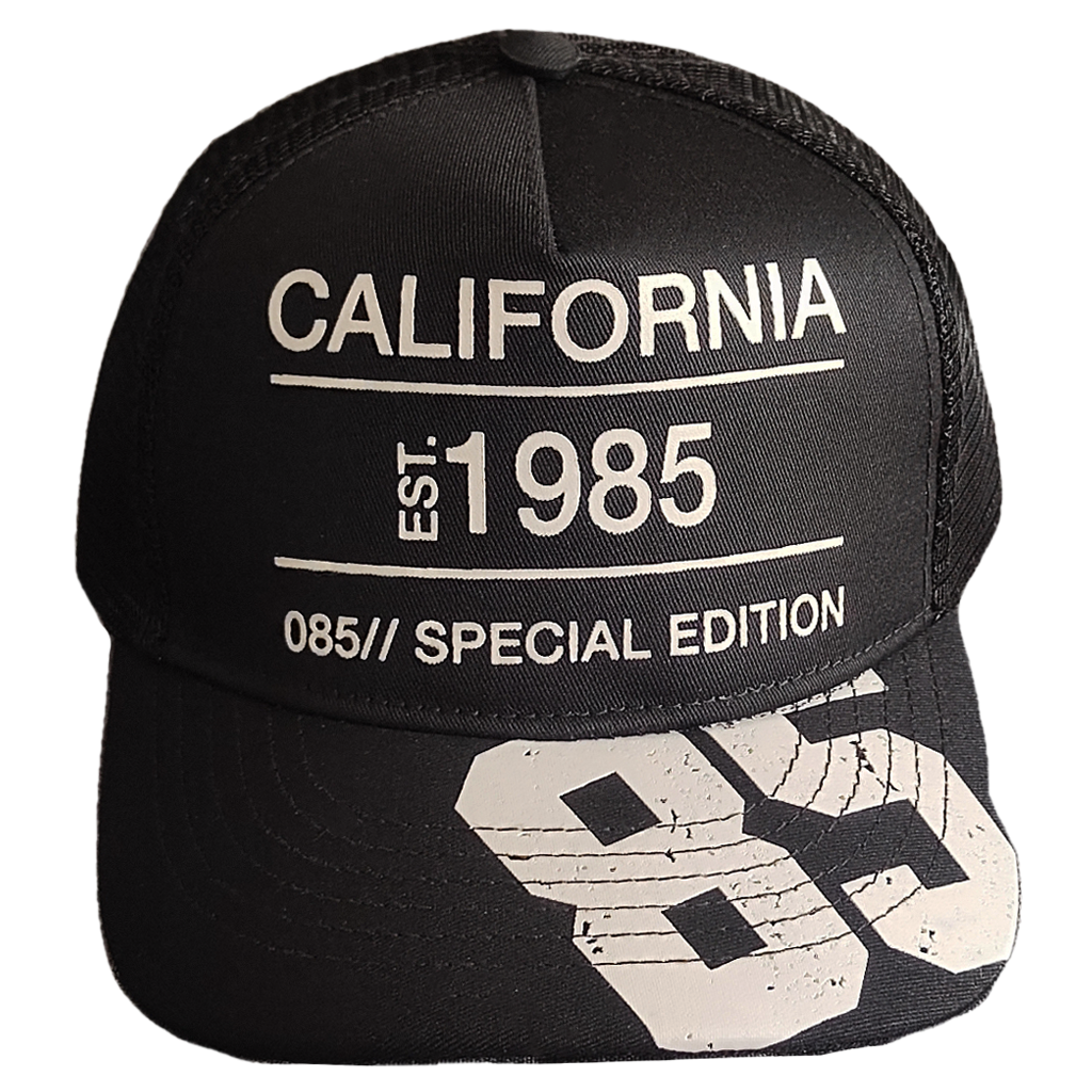 gorra negra con malla negra y visera negra