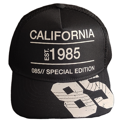 gorra negra con malla negra y visera negra