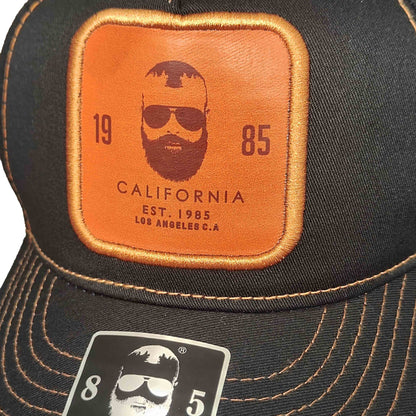 gorra california caps negra con parche frontal dorado