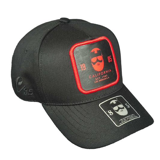 gorra negra con parche rojo