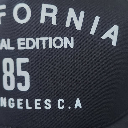 gorra negra con blanco bordada