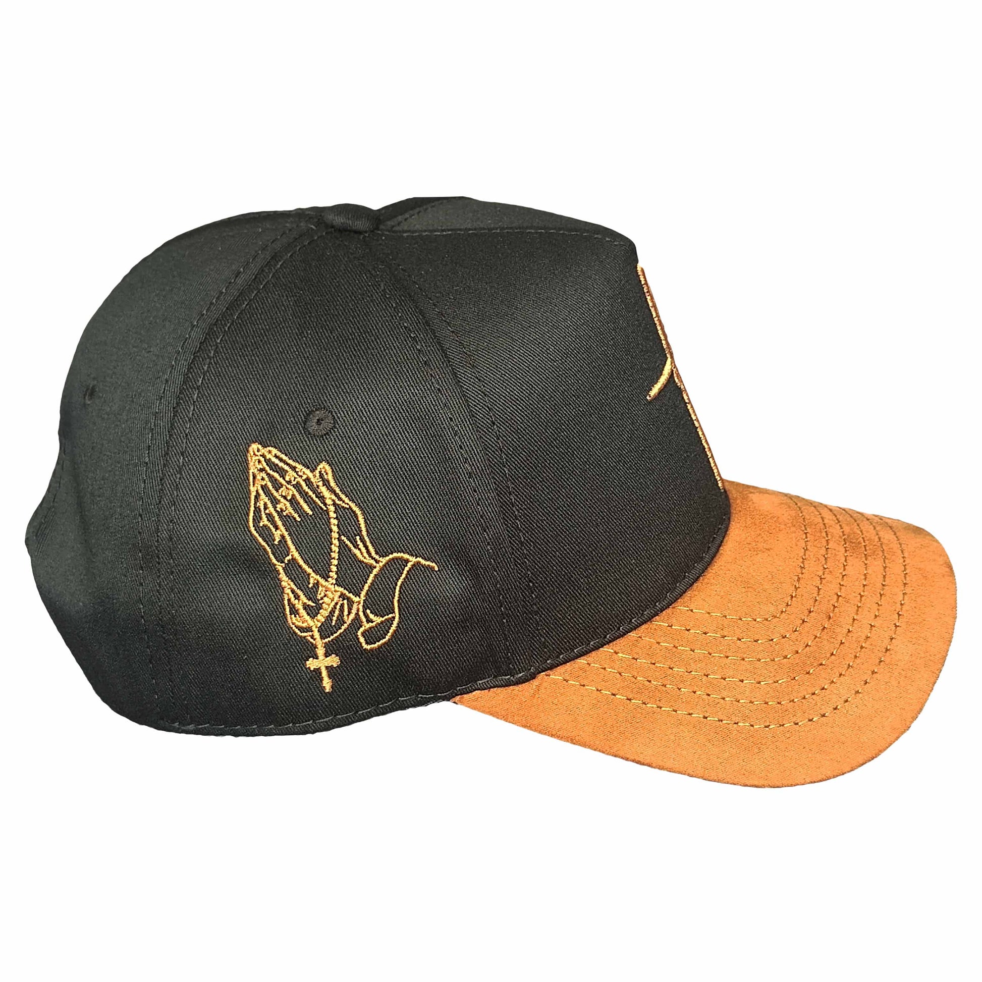 gorra negra con la palabra fe