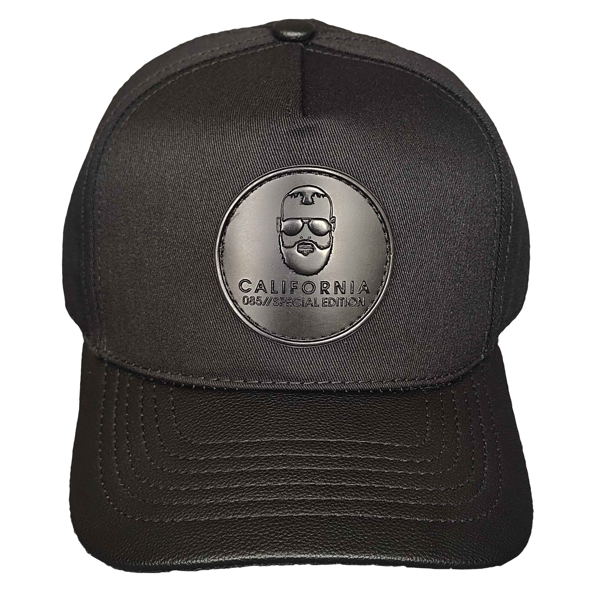 gorra negra con visera en cuero negro
