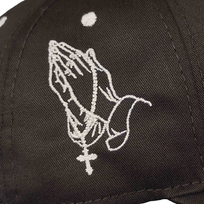 gorra negra con la palabra fe
