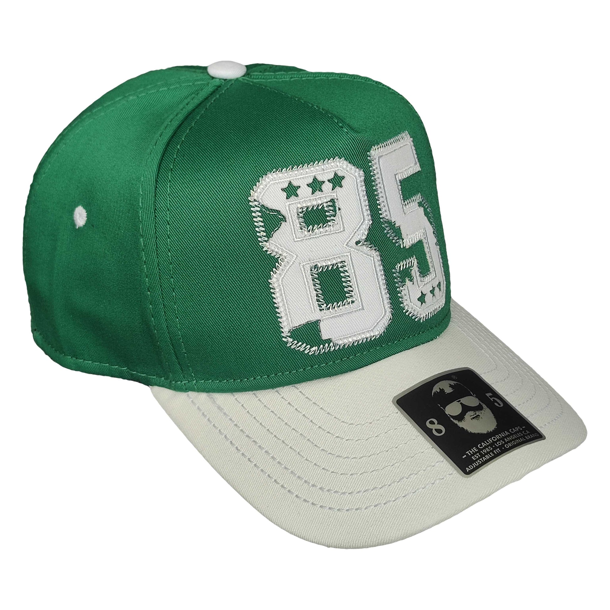 gorra verde con 85 bordado y visera blanca