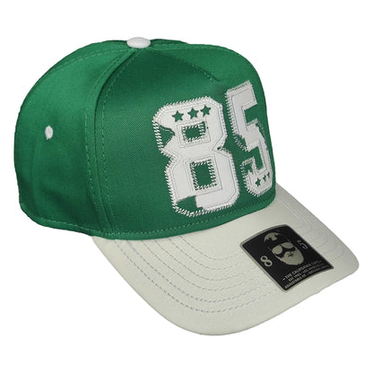 gorra verde con 85 bordado y visera blanca