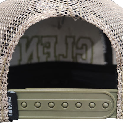 gorra verde con malla beige y visera amarilla