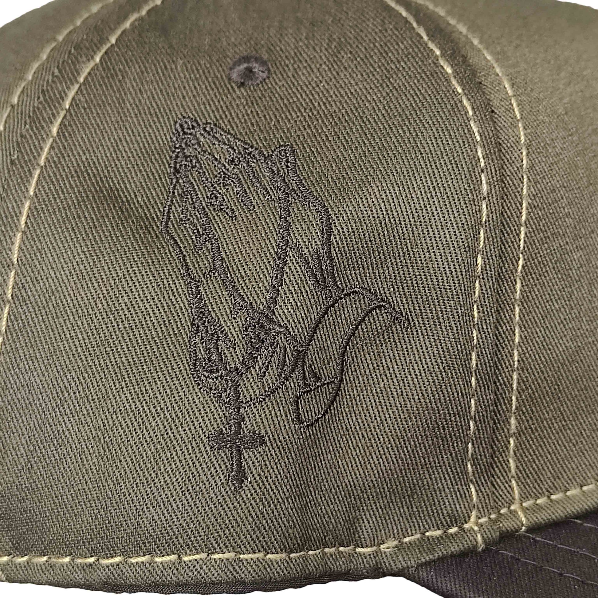 gorra fe bordada con visera negra